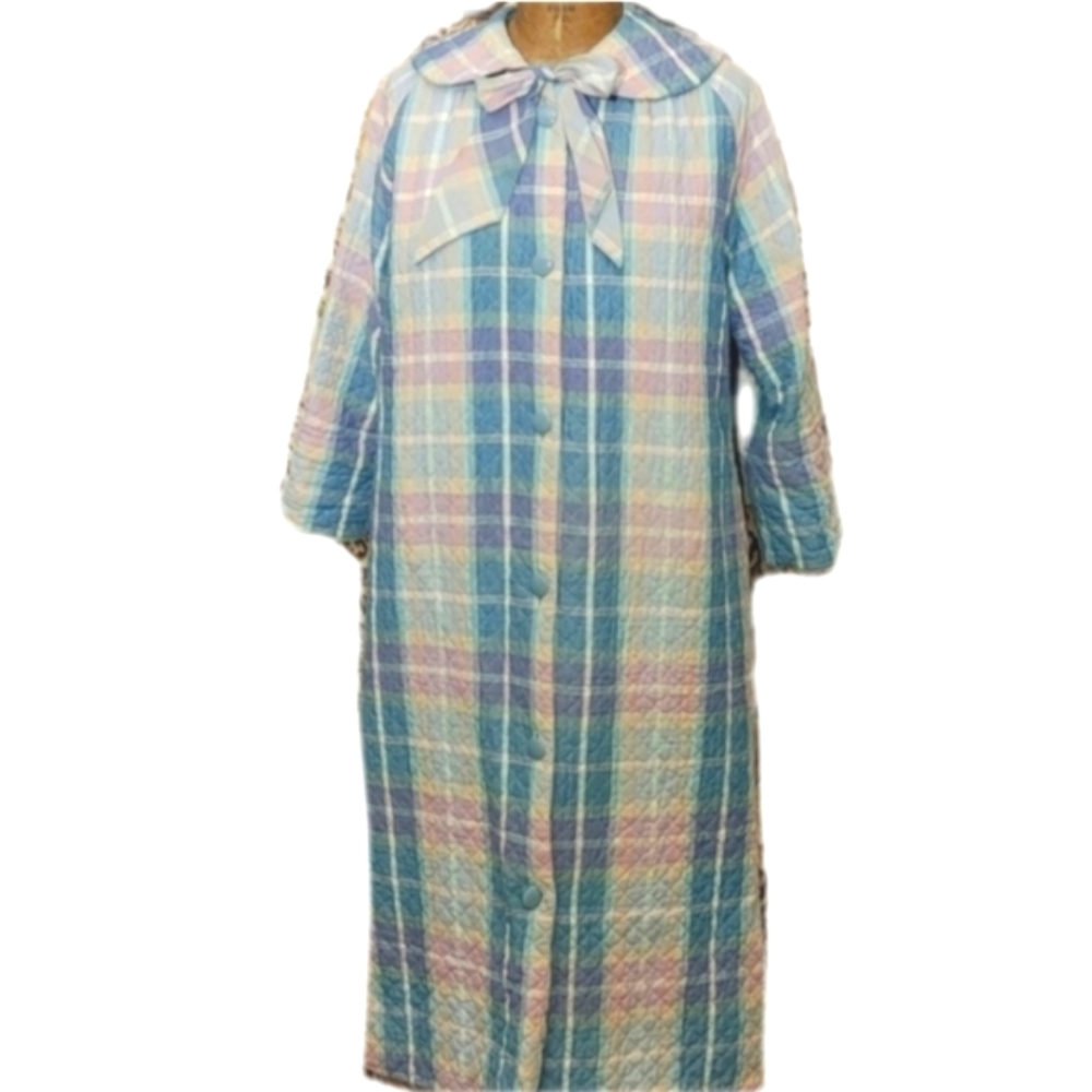 VTG BORING...old fashioned quilted robe by Woven Gingham... HO HUM